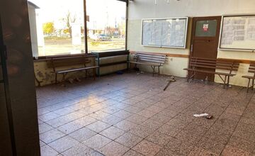 FOTO: V akom stave je levická autobusová stanica? Ľudia hovoria o špine, zápachu a hanbe mesta