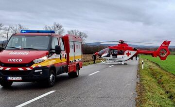 FOTO: Dopravná nehoda pri Devičanoch si vyžiadala jeden život, cesta je uzavretá