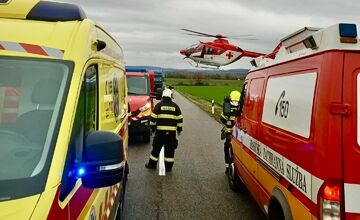 FOTO: Dopravná nehoda pri Devičanoch si vyžiadala jeden život, cesta je uzavretá