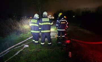 FOTO: Dážď robí neplechu aj v okolí Nitry, dobrovoľní hasiči majú plné ruky práce