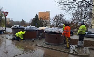 FOTO: V Nitre pribudli ďalšie zapustené kontajnery na odpad na sídliskách, šetria miesto a znnižujú zápach v uliciach