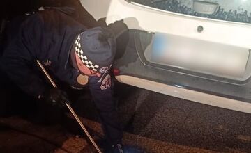 FOTO: Kuriérovi jedla spadli kľúče od auta do kanalizácie, pomohli mu nitrianski mestskí policajti