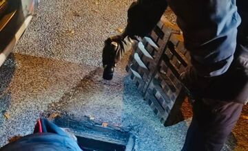 FOTO: Kuriérovi jedla spadli kľúče od auta do kanalizácie, pomohli mu nitrianski mestskí policajti