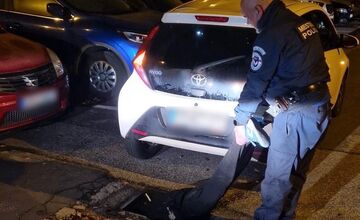 FOTO: Kuriérovi jedla spadli kľúče od auta do kanalizácie, pomohli mu nitrianski mestskí policajti