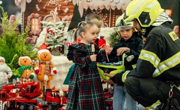 FOTO: Mikuláš dorazil aj do hasičskej rodiny a hasiči popri požiaroch rozdávali radosť deťom