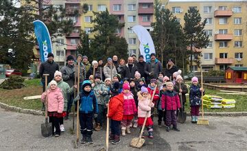 FOTO: Pre deti v Materskej škole Bazovského v Nitre priniesli a zasadili nové stromy a kríky, budú rásť s nimi