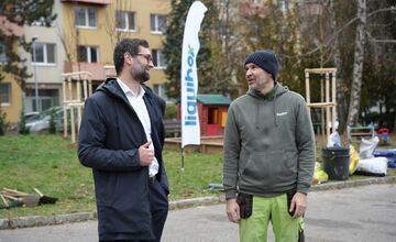 FOTO: Pre deti v Materskej škole Bazovského v Nitre priniesli a zasadili nové stromy a kríky, budú rásť s nimi