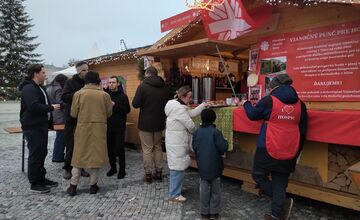 FOTO: Charitatívny vianočný punč v Nitre podporil Hospic u Bernadetky rekordnou sumou, vyzbieralo sa viac ako 12-tisíc