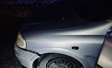 FOTO: Opitý vodič chcel ísť z Nitry až do Hrnčiaroviec, zdemoloval značku a natrafil na policajtov 