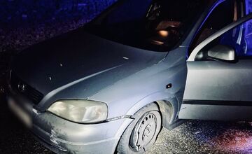 FOTO: Opitý vodič chcel ísť z Nitry až do Hrnčiaroviec, zdemoloval značku a natrafil na policajtov 