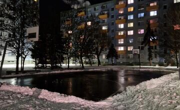 FOTO: Mesto Vráble rieši úmyselné a opakované poškodenie ľadovej plochy, dobrovoľní hasiči ho niekoľkokrát opravovali