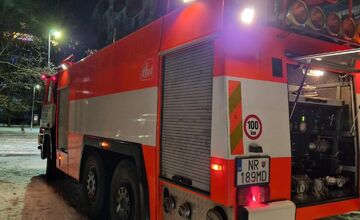 FOTO: Mesto Vráble rieši úmyselné a opakované poškodenie ľadovej plochy, dobrovoľní hasiči ho niekoľkokrát opravovali