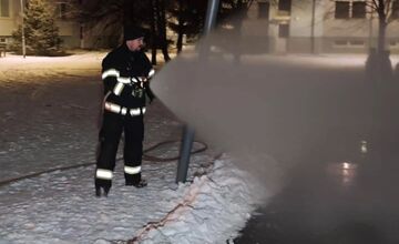 FOTO: Mesto Vráble rieši úmyselné a opakované poškodenie ľadovej plochy, dobrovoľní hasiči ho niekoľkokrát opravovali