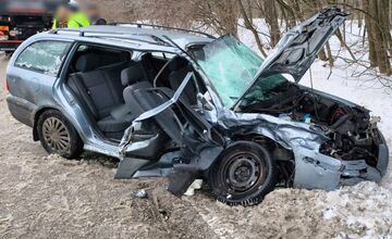 FOTO: Čelná zrážka dvoch vozidiel v obci Bajč si vyžiadala jeden život