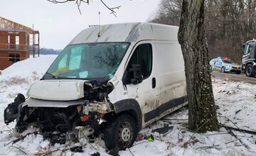 FOTO: Čelná zrážka dvoch vozidiel v obci Bajč si vyžiadala jeden život