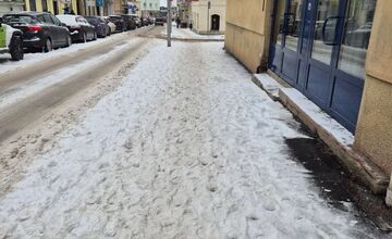 FOTO: Keď Nitra hundrala na sneh, herec Ivan Gontko urobil niečo iné. Ľudí vyzval k dobrým skutkom a pomoci okoliu