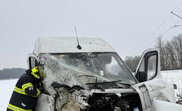 FOTO: Pri zrážke vlaku s dodávkou v Hurbanove sa ťažko zranil 47-ročný vodič, ktorý vošiel na koľaje