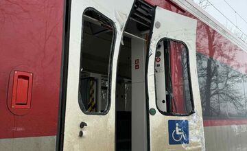 FOTO: Pri zrážke vlaku s dodávkou v Hurbanove sa ťažko zranil 47-ročný vodič, ktorý vošiel na koľaje