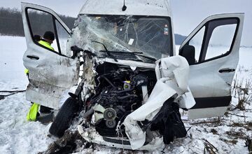 FOTO: Pri zrážke vlaku s dodávkou v Hurbanove sa ťažko zranil 47-ročný vodič, ktorý vošiel na koľaje