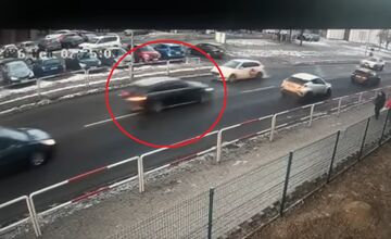 FOTO: Šialenú jazdu Audi pri škole v Nových Zámkoch zachytila kamera, vodič havaroval a ušiel