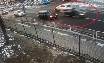 FOTO: Šialenú jazdu Audi pri škole v Nových Zámkoch zachytila kamera, vodič havaroval a ušiel