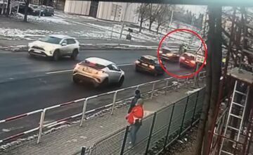 FOTO: Šialenú jazdu Audi pri škole v Nových Zámkoch zachytila kamera, vodič havaroval a ušiel