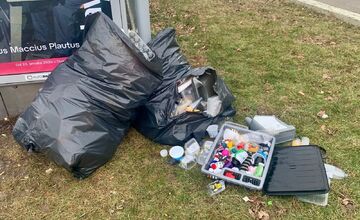 FOTO: Nitran vyhodil dve vrecia odpadu hneď vedľa zastávky, vypátrala ho polícia 