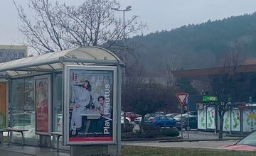 FOTO: Nitran vyhodil dve vrecia odpadu hneď vedľa zastávky, vypátrala ho polícia 