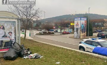 FOTO: Nitran vyhodil dve vrecia odpadu hneď vedľa zastávky, vypátrala ho polícia 