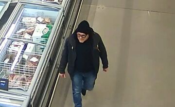 FOTO: Polícia v Nitre hľadá tohto muža. Nepoznáte ho?