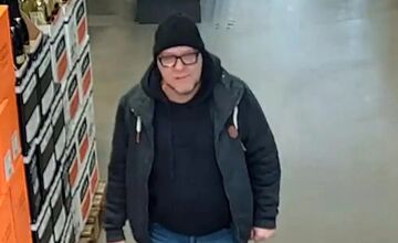 FOTO: Polícia v Nitre hľadá tohto muža. Nepoznáte ho?