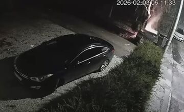 FOTO: V Komárne vyčíňa podpaľač, ostávajú po ňom zhorené koše