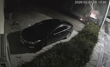 FOTO: V Komárne vyčíňa podpaľač, ostávajú po ňom zhorené koše
