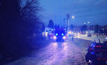 FOTO: Zásah dobrovoľných hasičov z Cabaja-Čapora pri požiari opusteného rodinného domu 