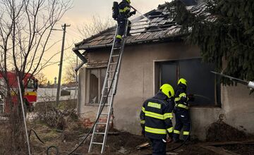 FOTO: Zásah dobrovoľných hasičov z Cabaja-Čapora pri požiari opusteného rodinného domu 