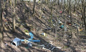 FOTO: Novú cyklotrasu z Nových Zámkov do Nesvád hyzdia odpadky, miestny cyklista pozýva na brigádu
