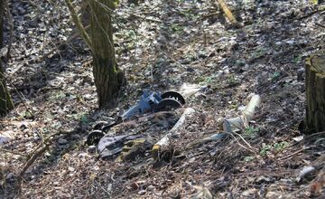 FOTO: Novú cyklotrasu z Nových Zámkov do Nesvád hyzdia odpadky, miestny cyklista pozýva na brigádu