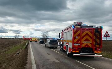 FOTO: V obci Horná Seč došlo k vážnej čelnej zrážke, zasahoval aj vrtuľník