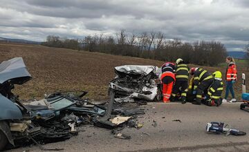 FOTO: V obci Horná Seč došlo k vážnej čelnej zrážke, zasahoval aj vrtuľník