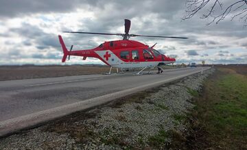 FOTO: V obci Horná Seč došlo k vážnej čelnej zrážke, zasahoval aj vrtuľník