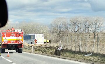 FOTO: Na R1 pred Nitrou havaroval autobus, skončil v poli