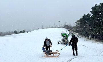 FOTO: Jarné prázdniny sú tu. Deti si užijú sánkovačku v Nových Zámkoch aj v obci Čechy