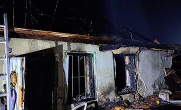 FOTO: Nočný požiar rodinného domu si vyžiadal obeť. V Cabaj-Čápore zasahovali hasiči