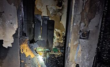 FOTO: Nočný požiar rodinného domu si vyžiadal obeť. V Cabaj-Čápore zasahovali hasiči