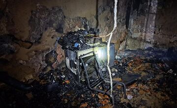 FOTO: Nočný požiar rodinného domu si vyžiadal obeť. V Cabaj-Čápore zasahovali hasiči