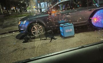 FOTO: Zrážka auta s kuriérkou na kolobežke v Nitre