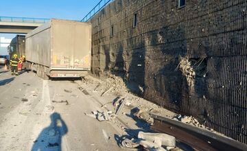 FOTO: Hrozivá zrážka kamiónu a auta na R1 pred Nitrou