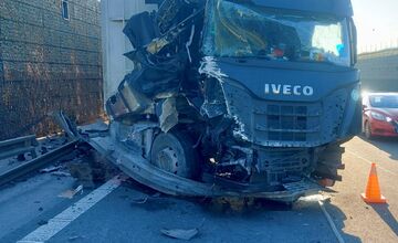 FOTO: Hrozivá zrážka kamiónu a auta na R1 pred Nitrou