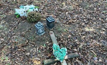 FOTO: Dvaja muži poškodili na cintoríne vo Veľkom Kýre hrobové miesta