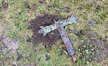 FOTO: Dvaja muži poškodili na cintoríne vo Veľkom Kýre hrobové miesta